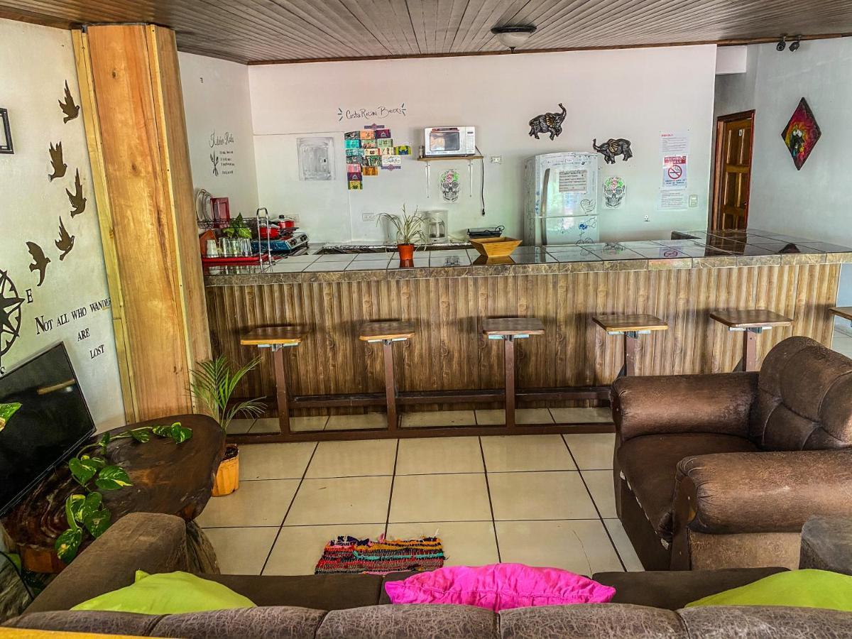 Bato'S Hostel Quepos Ngoại thất bức ảnh
