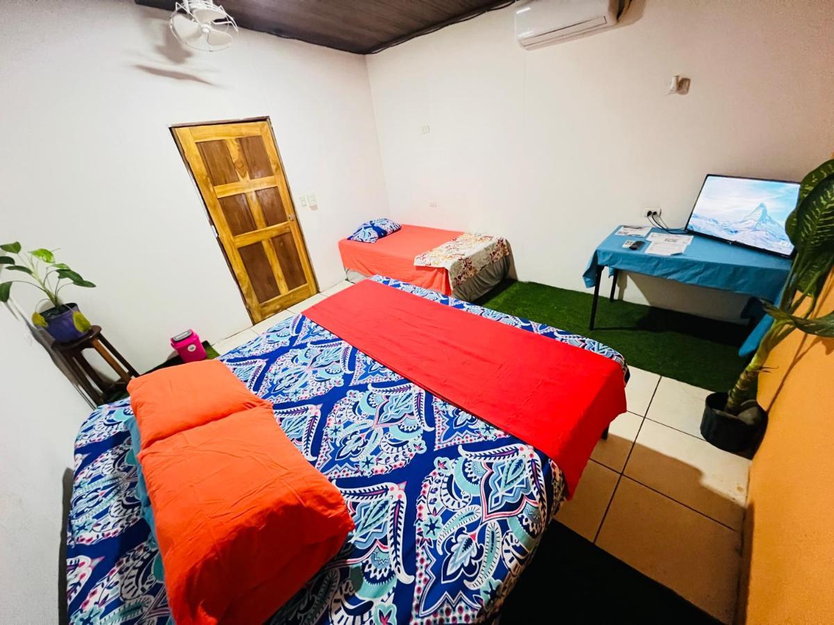 Bato'S Hostel Quepos Ngoại thất bức ảnh